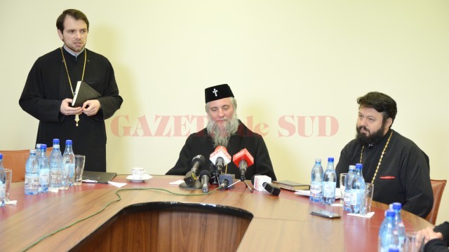 ÎPS Irineu Popa (centru) mulţumeşte părinţilor doljeni care au optat pentru ora de religie „La religie învăţăm cum trebuie să fim, cum trebuie să ne comportăm, de ce trebuie să credem“ (FOTO: GdS)
