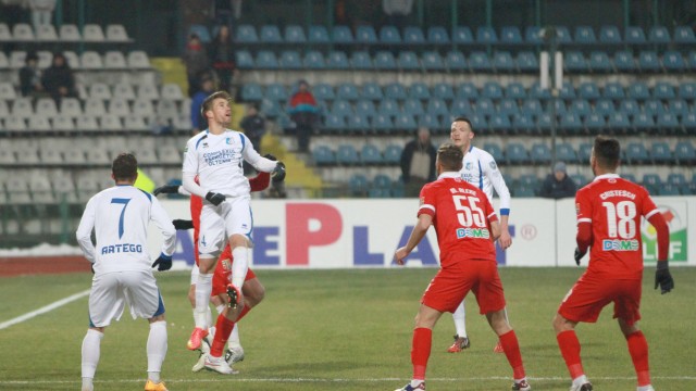 Pandurii (în alb) nu vor să se întoarcă cu mâna goală de la Piatra Neamţ