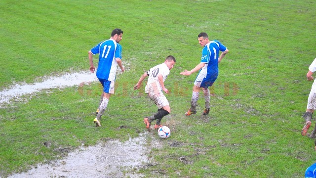 Dorin Preda (la minge) şi colegii săia au o obţunut primul succes din retur (foto: fcpodari.ro)