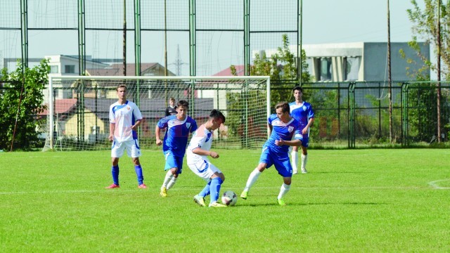 Juniorii A de la CSU (albastru) au obţinut o victorie clară cu „şcolarii“, iar colegii mai mici au pierdut surprinzător (Foto: Alexandru Vîrtosu)