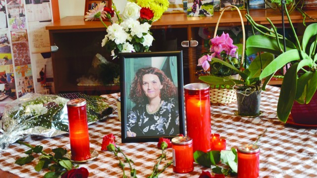 În Şcoala „Nicolae Bălcescu“, elevi, părinţi, profesori cunoscuţi aprind candele pentru sufletul Alinei Peţa (Foto: Claudiu Tudor)
