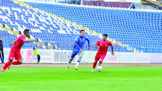 Bancu (în albastru) a revenit pe teren după o lungă pauză din cauza dublei fracturi (Foto: csuc.ro)