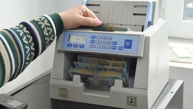 Unele bănci vă percep un comision piperat doar pentru că vă eliberează o sumă  pe care o aveați depozitată în conturile lor (Foto: Lucian Anghel)