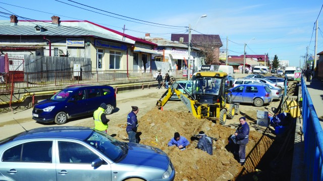 Pe strada Bariera Vâlcii lucrează, momentan, Compania de Apă, la o conductă. Reabilitarea străzii, însă, și a canalizării pe un anumit tronson este în atribuțiile firmei Imob Lux Construct, în cadrul unui proiect în care mai sunt incluse străzile Caracal și Râului
