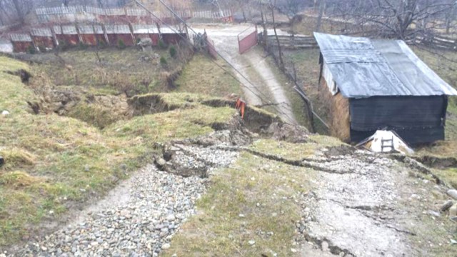 Ploile au pus din nou în mişcare pământul (Foto: Eugen Măruţă)