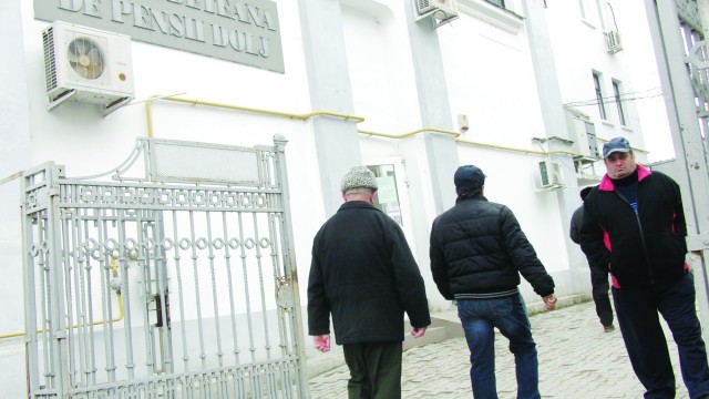 În primele luni ale anului, la ghișeul nr. 5 al CJP Dolj, unde se redistribuie biletele de tratament, nu prea este aglomerație. Din aprilie încolo apare și interesul de a pleca în sezonul cald la tratament. (FOTO: Arhiva GdS)
