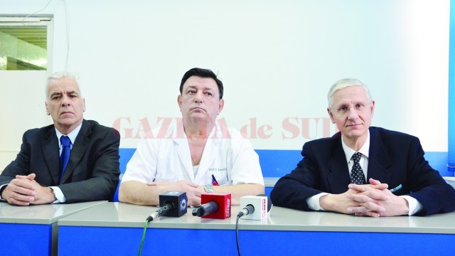 Prof. univ. dr. Ion Georgescu, șeful Clinicii Chirurgie I (centru), alături de profesorul doctor Christophe Barrat (dreapta) și doctorul Claude Polliand (stânga) de la Clinica de Chirurgie Metabolică și Digestivă din Paris (FOTO: Lucian Anghel)