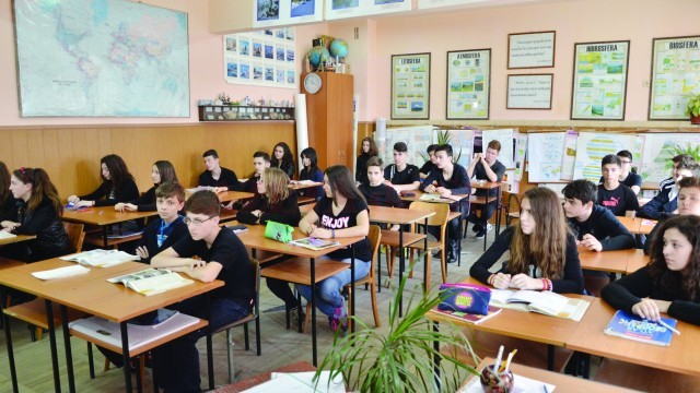 Elevii din Şcoala „Nicolae Bălcescu“ îşi plâng profesoara (Foto: Claudiu Tudor)