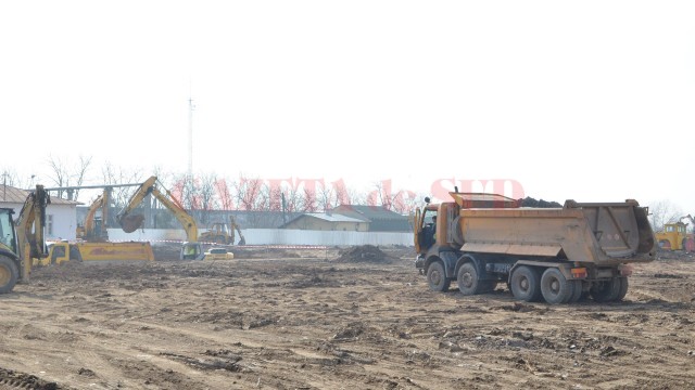 Lucrările de excavații la cartierul chinezesc de pe strada Caracal ar trebui să dureze între patru și cinci luni, dar, în același timp, va începe și construcția blocurilor (Foto: Lucian Anghel)