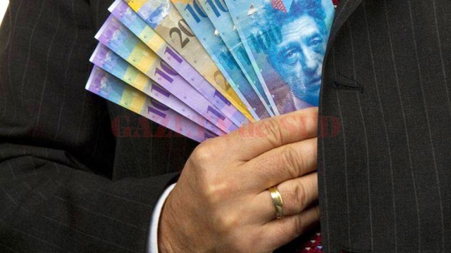 Românii cu credite în franci elvețieni au de suferit din cauza scumpirii spectaculoase a monedei elvețiene în raport cu leul românesc. Pe 16 martie, primul craiovean a câștigat procesul cu banca la instanța de fond. El ar putea să plătească rata la cursul de schimb din 2007. (Foto: evz.ro)