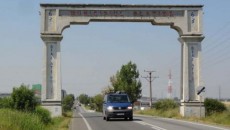 Actuala arcadă amplasată la intrarea în municipiul Slatina dinspre Piteşti ar urma să fie înlocuită cu un monument nou, modern (Foto: adevarul.ro)