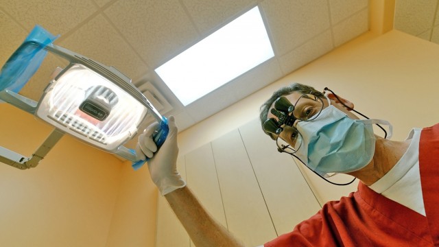 AJFP Dolj a descoperit un administrator de firmă care și-a înregistrat pe firmă factura de la dentist. În general, cheltuielile personale nu pot fi decontate pe firmă, susține un șef din cadrul Fiscului (FOTO: bitfm.ro)
