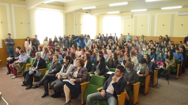 Olimpicii şi dascălii coordonatori au fost recompensaţi cu diplome şi bani, iar premiile au fost înmânate şi în acest an de preşedintele de onoare al Fundaţiei CN „Fraţii Buzeşti“, prof. dr. Irinel Popescu, şi de prof. univ. dr. Radu Constantinescu (Foto: Lucian Anghel)