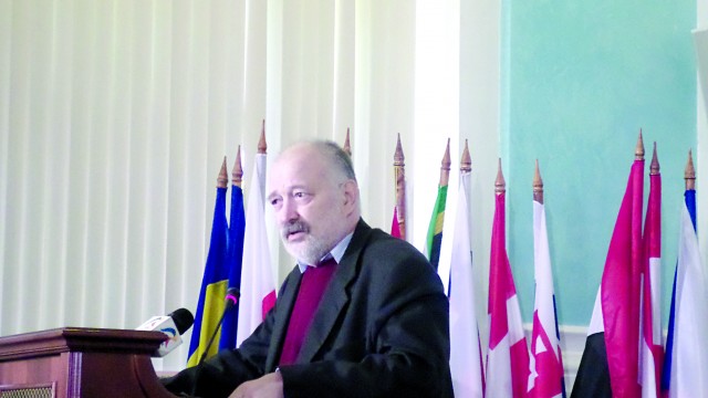 Stelian Tănase le-a vorbit studenților craioveni despre reperele comunismului românesc (Foto: GdS)
