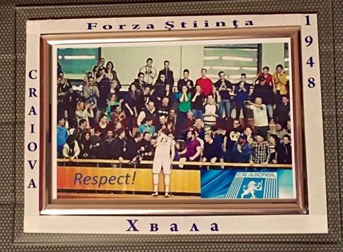 Acesta este tabloul primit de jucătorul Micic de la suporteri