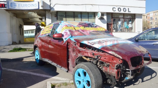 În urmă cu câteva zile, reprezentanții proprietarului bolidului avariat au organizat un protest în fața sediului asigurătorului, pentru că acesta ar fi tergiversat aproximativ două luni plata daunelor pentru mașina avariată (FOTO: GdS)