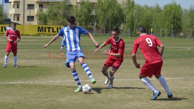 Ştefan Stancu (la minge) şi colegii săi continuă să defileze în Liga a IV-a Dolj (foto: Alexandru Vîrtosu)