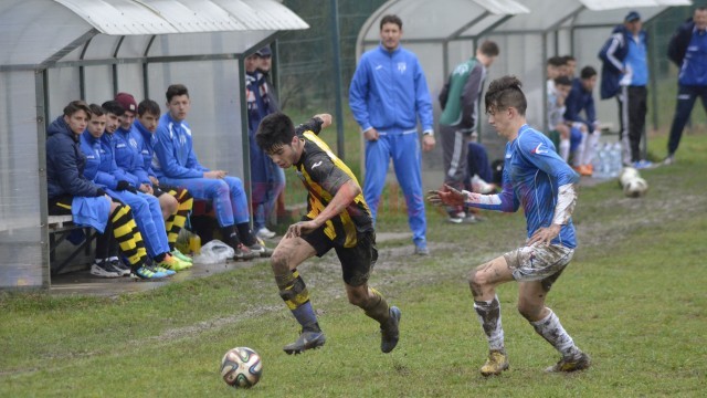 Dan Buzărnescu (în galben) şi colegii săi de la juniorii A ai CSU au reuşit calificarea la turneul zonal (Foto: Alexandru Vîrtosu)