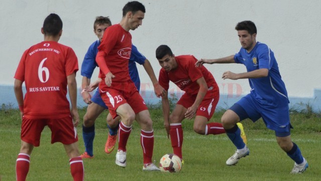 Jucătorii de la ACSVM Craiova (în albastru) își doresc să bifeze prima victorie (foto: Alexandru Vîrtosu)