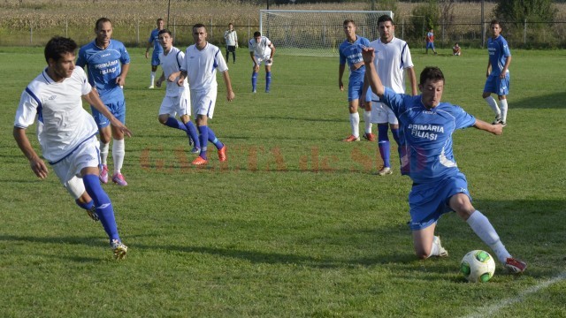 Nicușor Neacșu (la minge) și colegii săi vor victoria cu UTA (foto: Alexandru Vîrtosu)