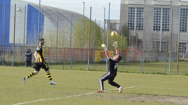 Andrei Sin (stânga) l-a învins de trei ori pe portarul Cătălin Tabacu (foto: Alexandru Vîrtosu)