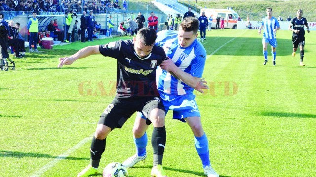 Alex Mateiu (alb-albastru) îşi doreşte să fie mult mai eficient în partidele rămase de jucat (Foto: Alexandru Vîrtosu)