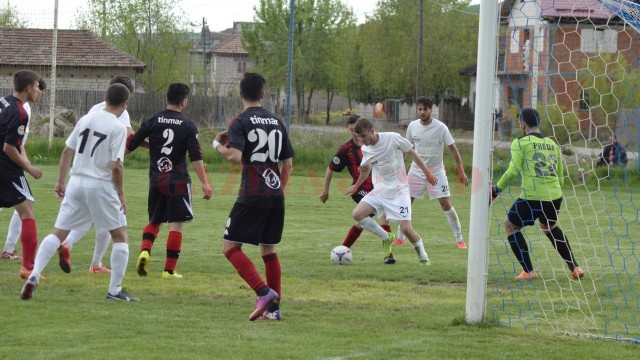 Claudiu Ştefan (la minge) le-a dat mari bătăi de cap fundaşilor adverşi (foto: Alexandru Vîrtosu)
