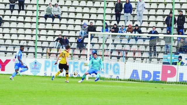 Portarul Cătălin Straton a primit gol, dar a salvat-o pe CSU din alte trei situaţii-limită (Foto: Alexandru Vîrtosu)
