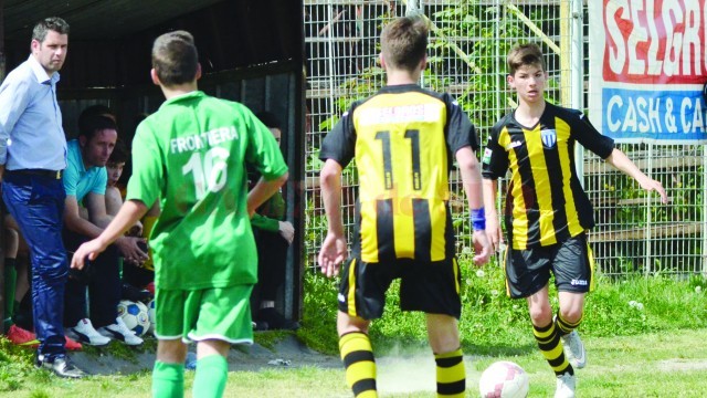 Ştefan Pacionel (la minge) şi colegii săi au obţinut victorii lejere cu Frontiera Severin (Foto: Alexandru Vîrtosu)