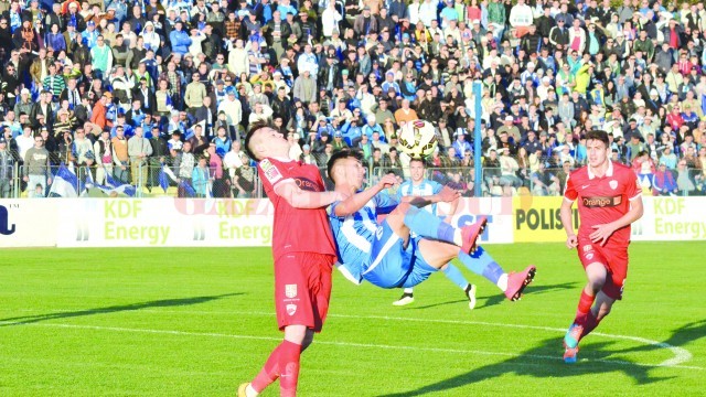 Beldeanu are încredere în Ivan (alb-albastru) şi crede că dacă acesta va juca la Chiajna îşi va trece numele pe lista marcatorilor (Foto: Alexandru Vîrtosu)