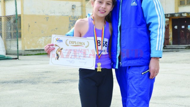 Profesoara Camelia Muntean, alături de Adina Băcanu, medaliată cu argint la Campionatul Naţional (Foto: Lucian Anghel)
