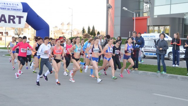 În cursa feminină au luat startul 25 de alergătoare (foto: Lucian Anghel)