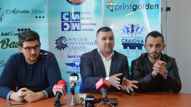 Leonard Doroftei (în centru) a fost însoţit la conferinţă de Sorin Manda (stânga), directorul CSM Craiova, şi Liviu Stan, preşedintele executiv al Asociaţiei Judeţene de Box Dolj (foto: Lucian Anghel)