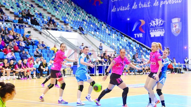 Jucătoarele craiovene (în albastru) au avut o prestaţie peste aşteptări în sezonul regulat (Foto: Lucian Anghel)