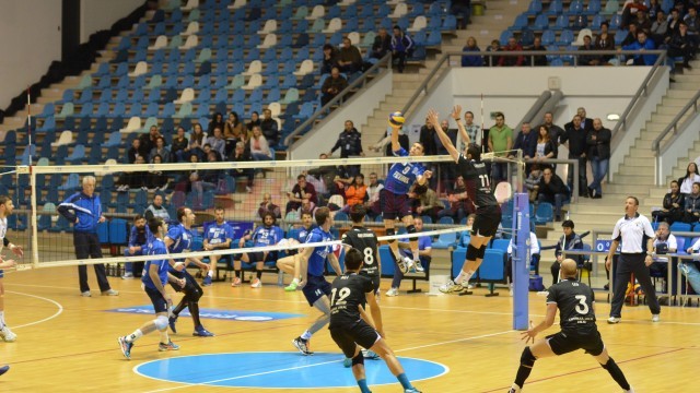 Florin Voinea (la minge) s-a recuperat şi va juca împotriva echipei cu care, în urmă cu câţiva ani, a ieşit campion, Tomis Constanţa