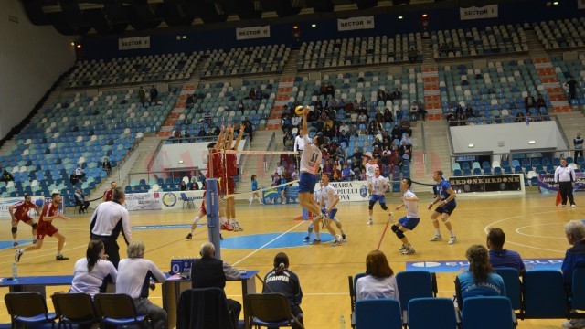 Craiovenii (în alb) au cedat doar un set dinamoviştilor în primul meci