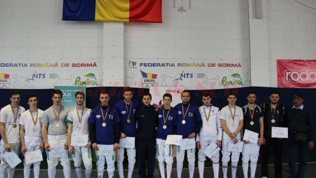 Echipa CS Universitatea Craiova (în centru) a cucerit medalia de aur, iar cea de la CSM Craiova (dreapta) a obținut locul trei