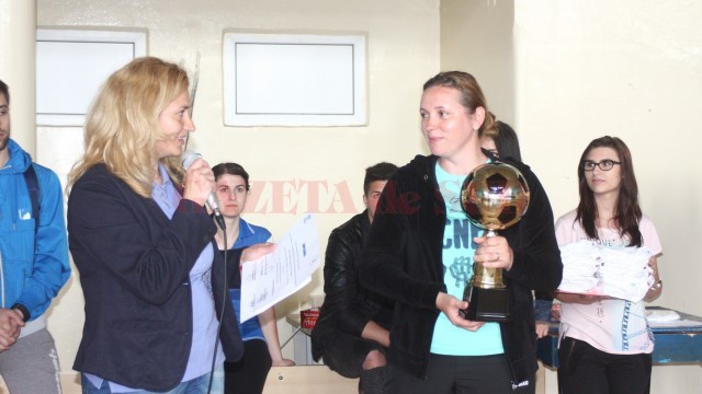 Aurora Ungureanu Dobre (vicepreședinte PRO EFS Craiova) i-a oferit o diplomă Luminiței Călinescu Brabiescu (dreapta), fiica regretatului profesor