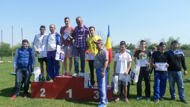 Festivitatea de premiere la liceu-masculin, cu vâlceanul Ionuţ Drăguşin pe cea mai înaltă treaptă a podiumului