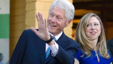 Bill Clinton alături de fiica sa, Chelsea, se află în această perioadă în Africa, unde vizitează proiecte finanţate prin intermediul fundaţiei înfiinţate de familie (Foto: politico.com)