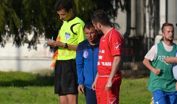 Gigi Ciurea nu a ştiut ce să le mai spună elevilor săi ca să împiedice înfrângerea usturătoare (foto: sportarad.ro)