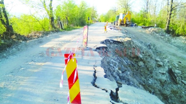 Drumul judeţean DJ 664 e aproape închis (Foto: Eugen Măruţă)