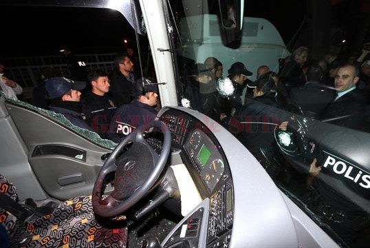 focuri-de-arma-dupa-caykur-rizespor-fenerbahce-1-5-invingatorii-au-fost-ataca-i-in-timp-ce-se-aflau-in-autocar-186965-1