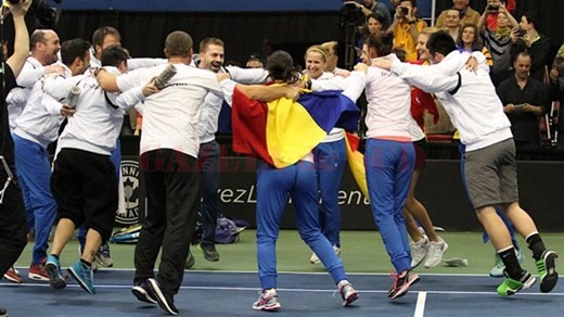 După victoria Alexandrei Dulgheru, delegaţia tricoloră a încins hora bucuriei (foto: Fed Cup)