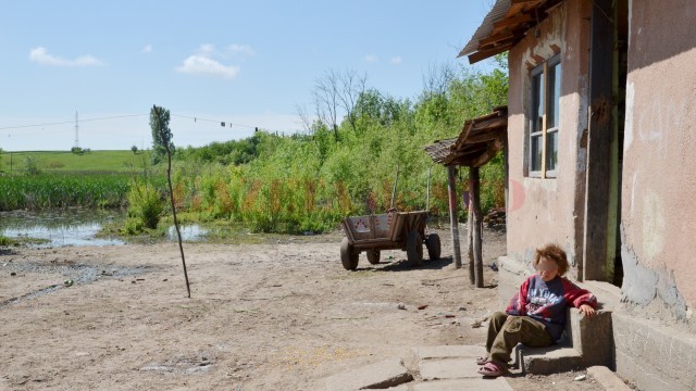 O familie din Perișor s-a trezit inundată anul trecut, din cauza ridicării pânzei freatice din zonă. Chiar dacă apa a pătruns în locuință, familia nu a beneficiat de despăgubiri pentru pagubele produse pentru că nu avea casa asigurată din lipsa banilor. (FOTO: arhiva GdS)