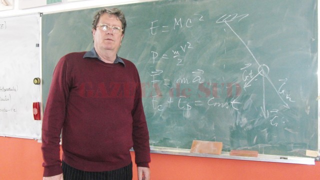Profesorul Vasile Roșu îşi aminteşte cu drag numele primilor elevi care au obţinut performanţe şi vorbeşte cu drag despre fiecare dintre ei spunând că le-a urmărit ascensiunea profesională (FOTO: Traian Mitrache)