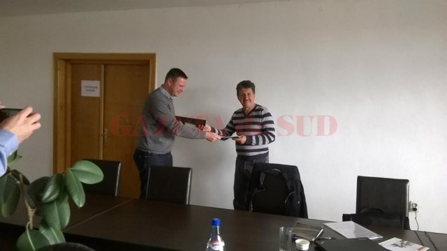 Contractul pentru construcția unui parc fotovoltaic care să deservească localitățile Mischii și Șimnicu de Sus (Dolj) și Vulpeni (Olt) a fost semnat miercuri de primarul comunei Mischii, Gheorghe Popa (dreapta).