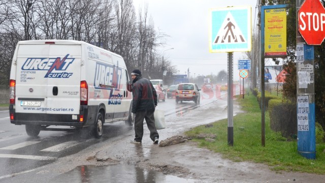 Stația de autobuz de la Aeroport înseamnă un stâlp cu afișaj. Regia Autonomă de Transport Craiova are nevoie de permisiunea Companiei Naționale de Autostrăzi și Drumuri Naționale  din România pentru a amenaja o stație decentă (FOTO: Anca Ungurenuş)