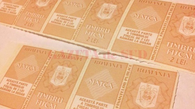 Legislația prevede ca anumite documente eliberate de Fisc să poarte un timbru fiscal. Acesta se procură greu și are doar rolul de a atesta un înscris, când, de fapt, ar fi suficientă ștampila instituției și semnătura funcționarilor (Foto: Ramona Olaru)