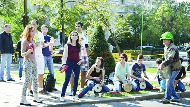 Bătutul la tobe, una dintre cele mai bune metode pentru înlăturarea stresului (Foto: Arhiva personală Jean-Baptiste)
